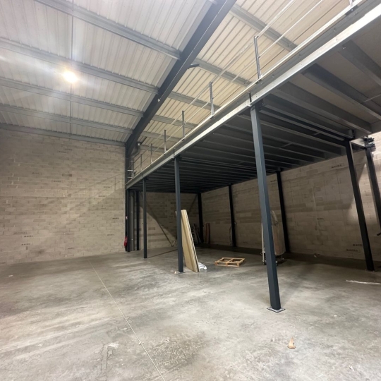  IMMOBILIERE ARTHUR - Plan de Cuques : Local / Bureau | MEYREUIL (13590) | 493 m2 | 4 101 € 